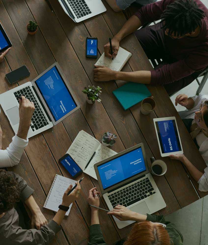 pessoas-com-notebook-sobre-mesa